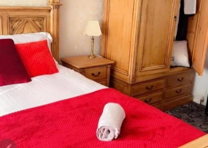 Luxury 4 Bedroom Entire Apartment In Birmingham Free Parking Peaceful Place Smethwick