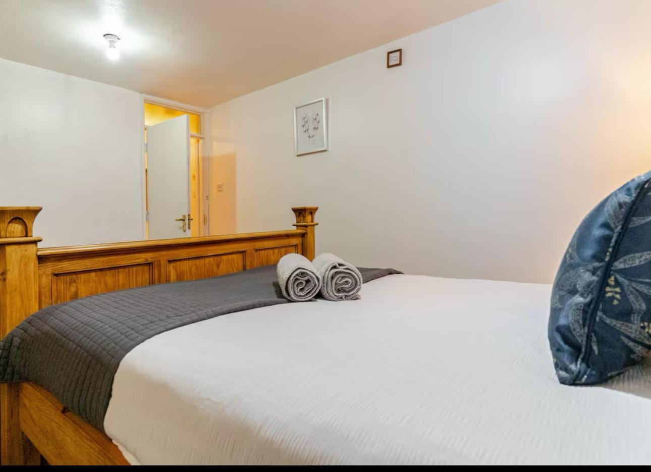 Luxury 4 Bedroom Entire In Free Parking Peaceful Place Smethwick Holiday home *