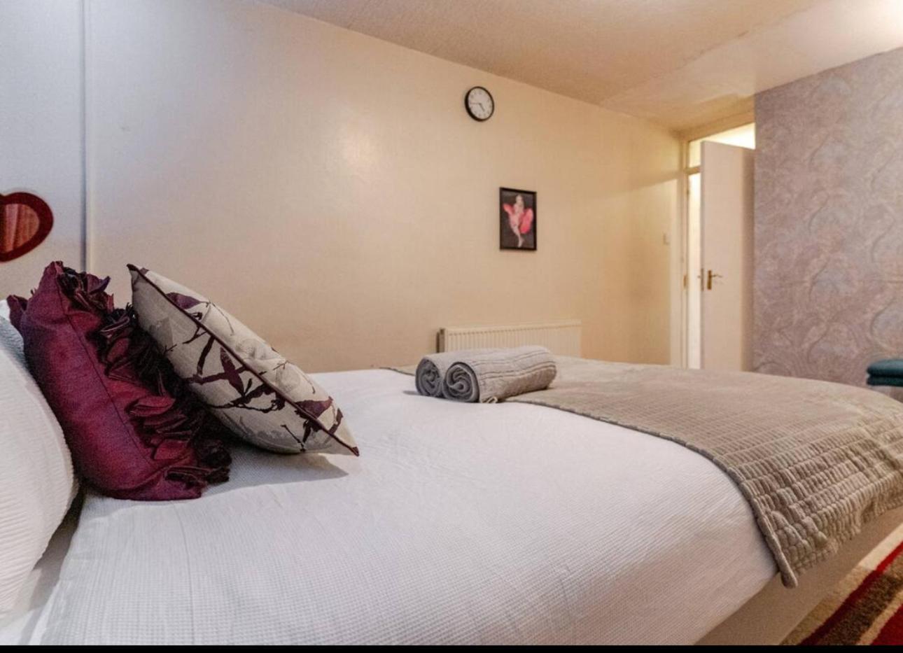 Luxury 4 Bedroom Entire In Free Parking Peaceful Place Smethwick