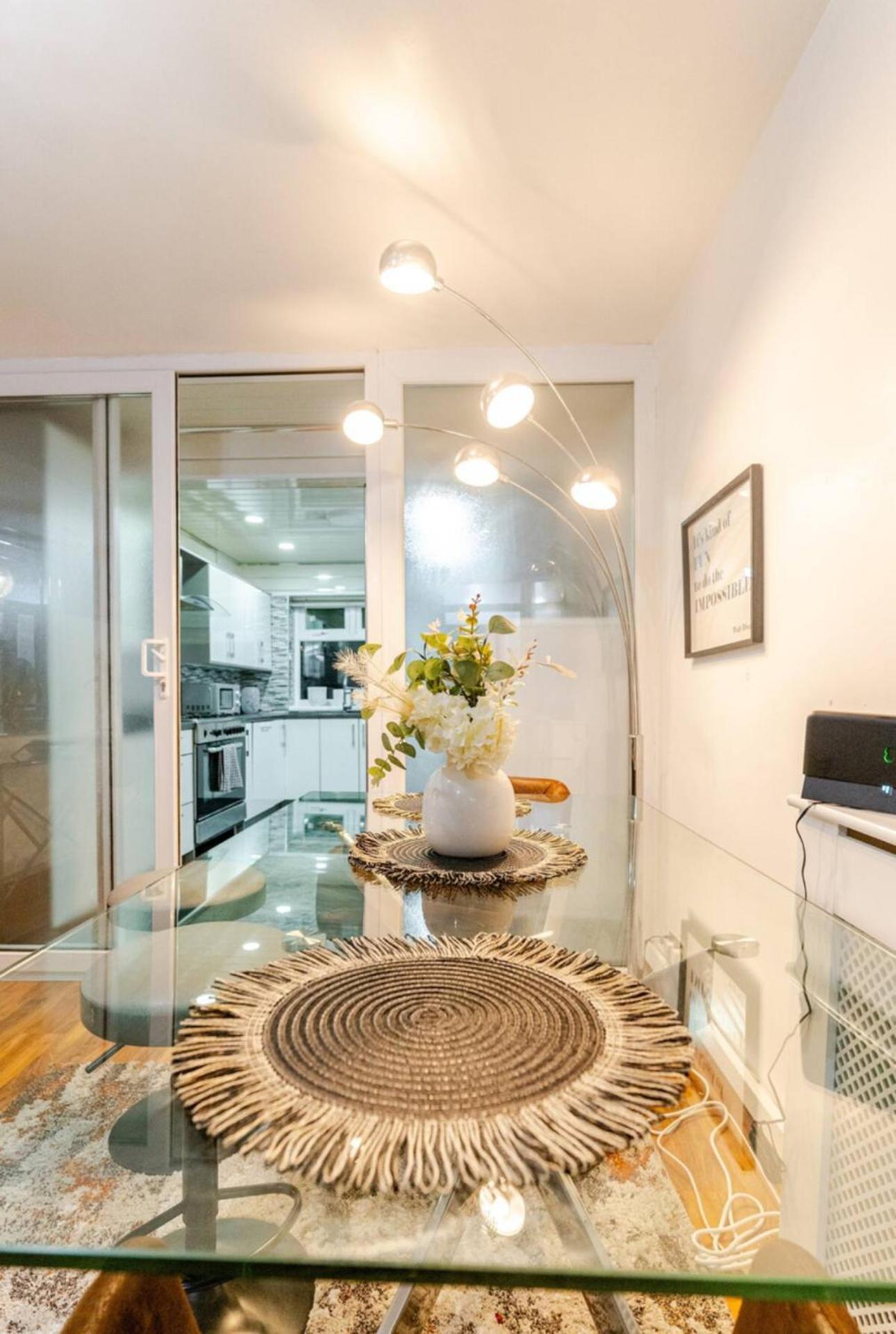 Luxury 4 Bedroom Entire In Free Parking Peaceful Place Smethwick * Birmingham