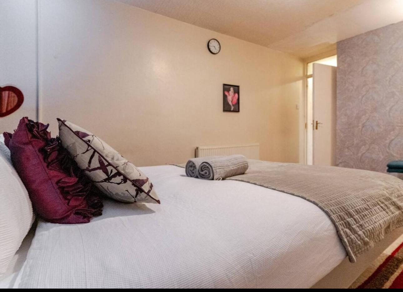 Luxury 4 Bedroom Entire In Free Parking Peaceful Place Smethwick Holiday home