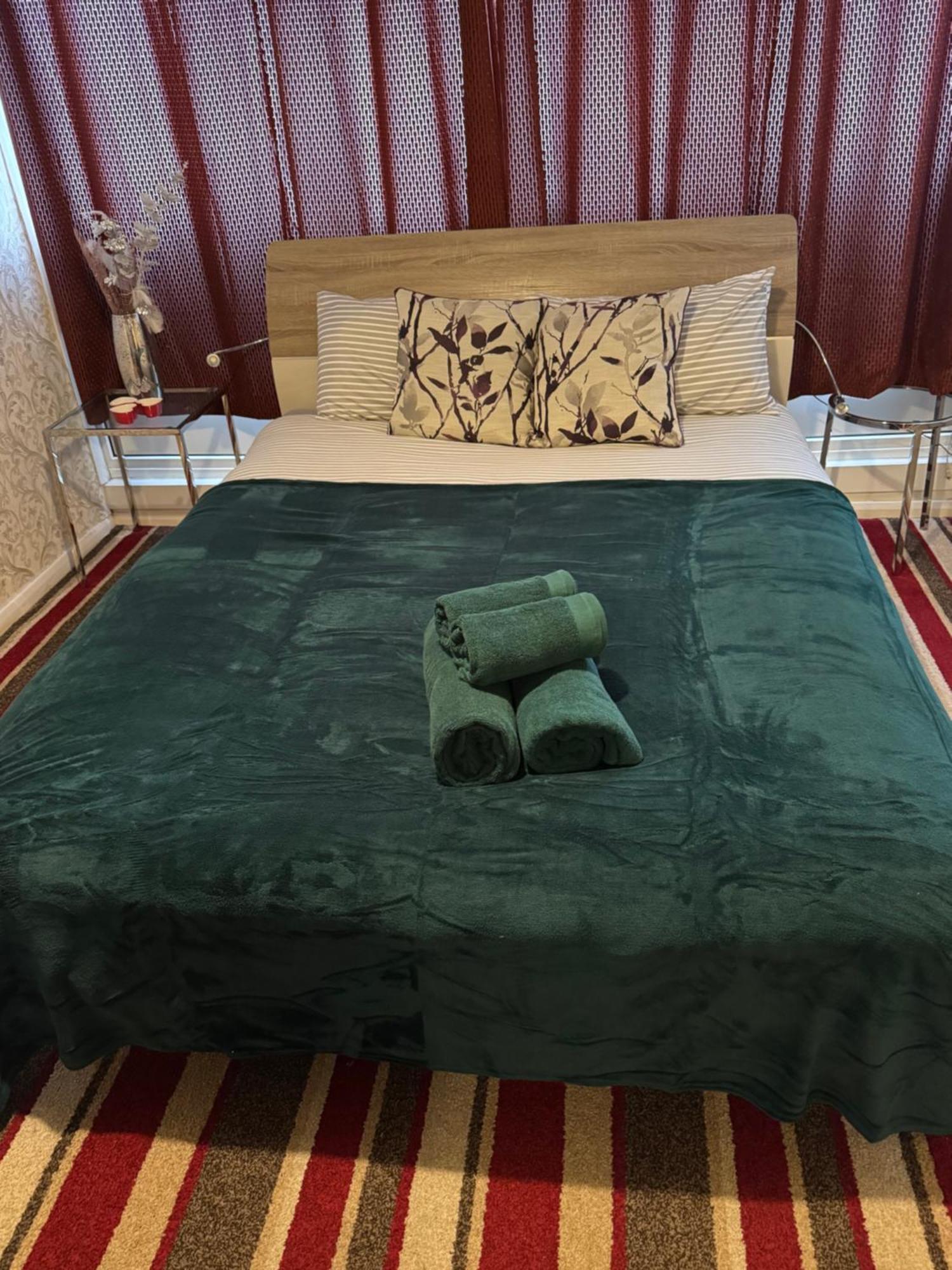 Luxury 4 Bedroom Entire In Free Parking Peaceful Place Smethwick Birmingham