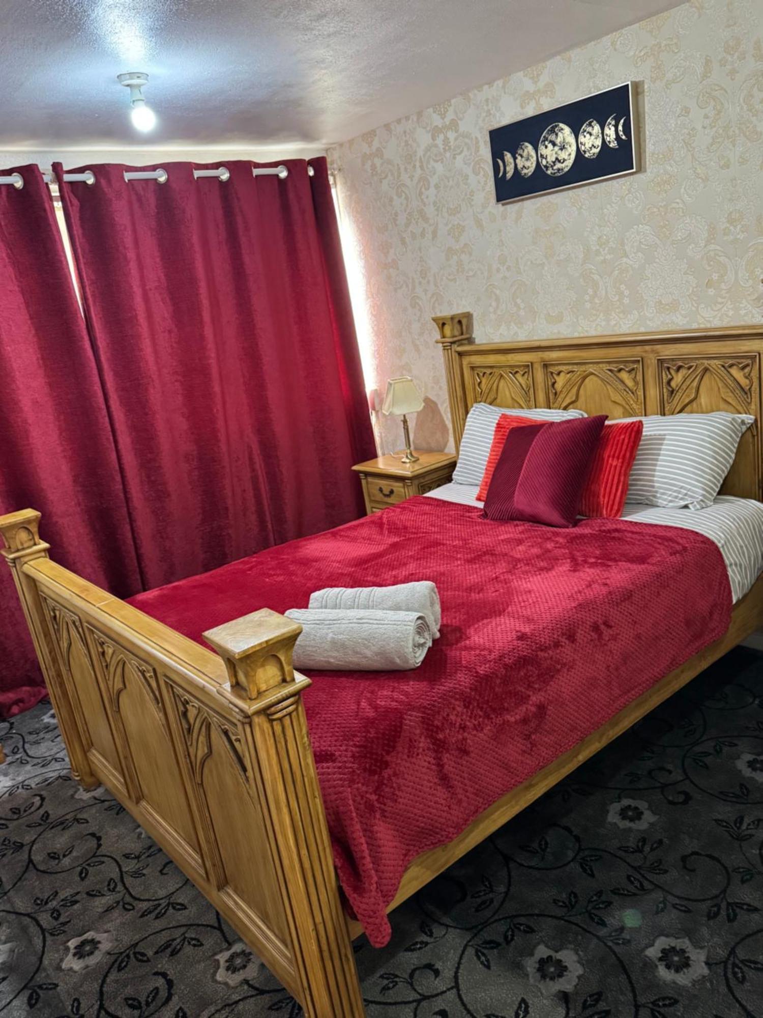 Luxury 4 Bedroom Entire In Free Parking Peaceful Place Smethwick