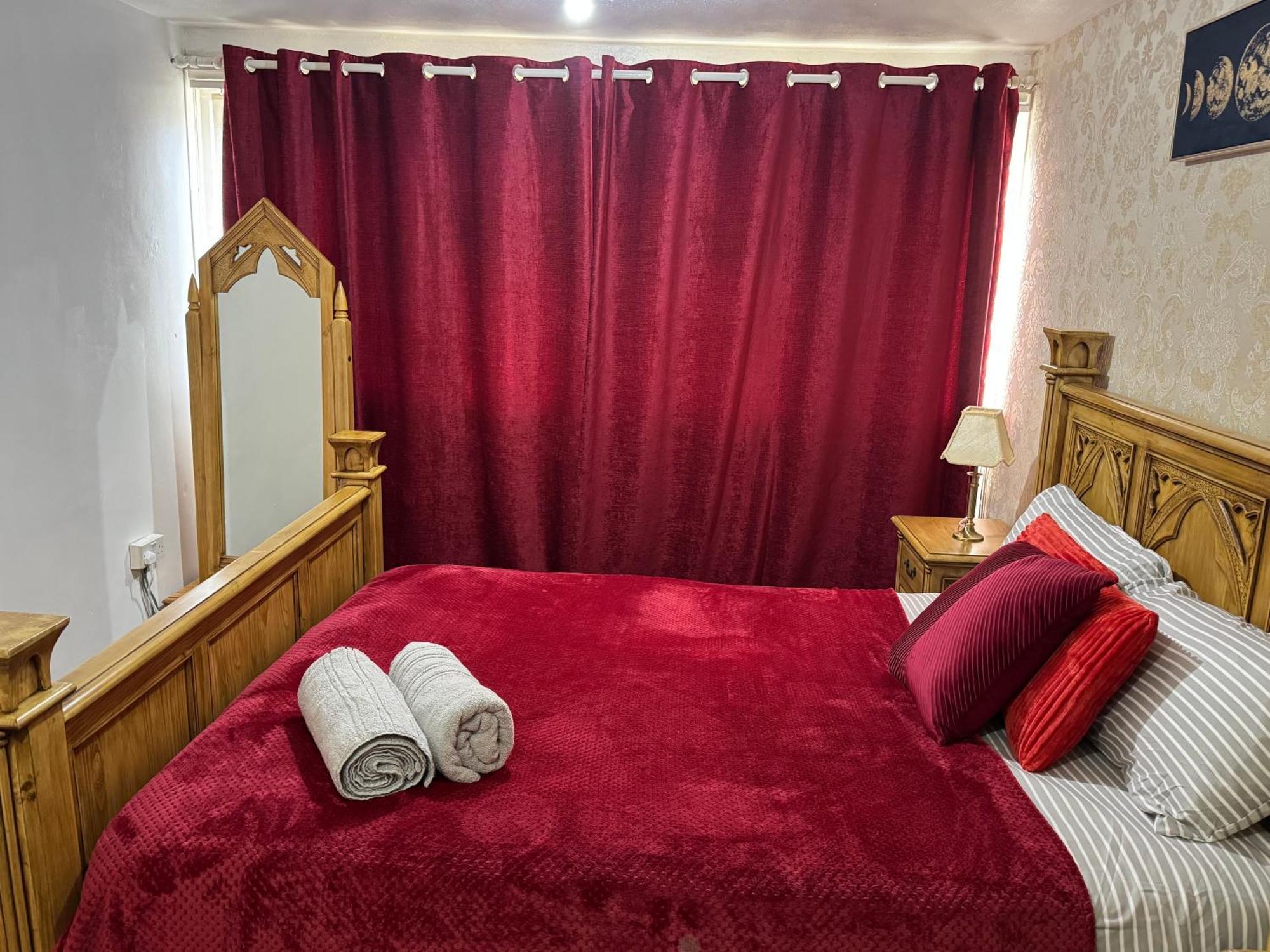Luxury 4 Bedroom Entire In Free Parking Peaceful Place Smethwick *