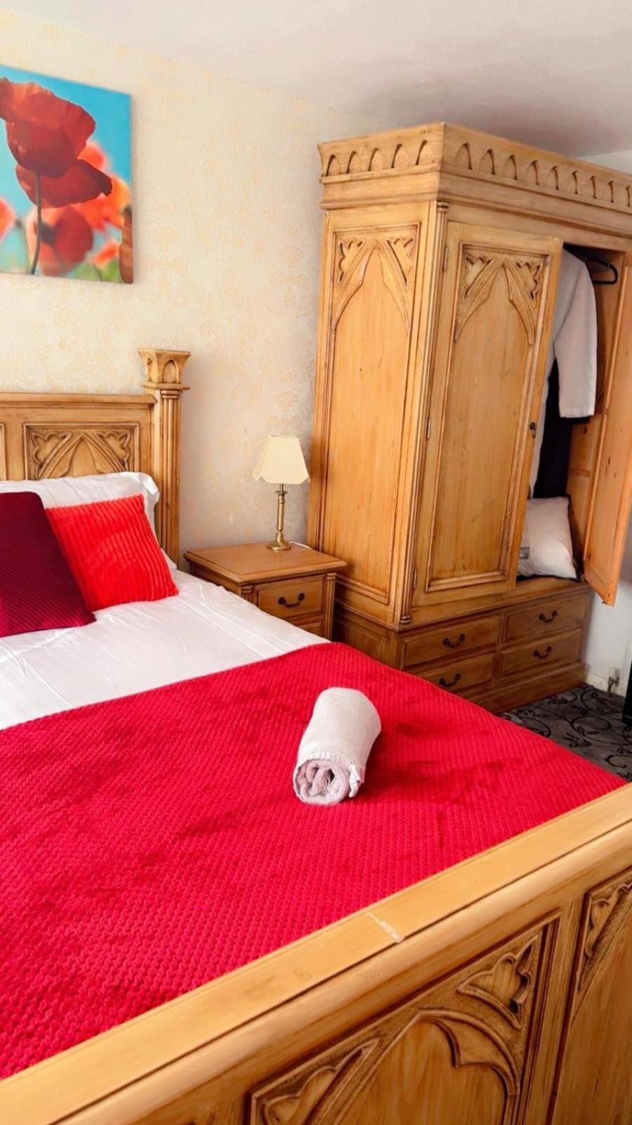 Luxury 4 Bedroom Entire In Free Parking Peaceful Place Smethwick Holiday home Birmingham