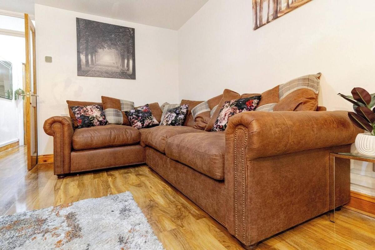 Luxury 4 Bedroom Entire In Free Parking Peaceful Place Smethwick Holiday home Birmingham